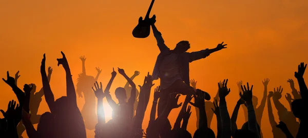 Hombre tocando con guitarra en frente de multitud —  Fotos de Stock