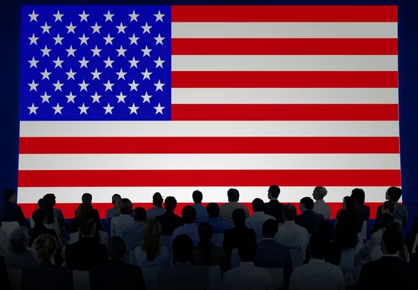 Siluetas de gente de negocios mirando la bandera americana — Foto de Stock