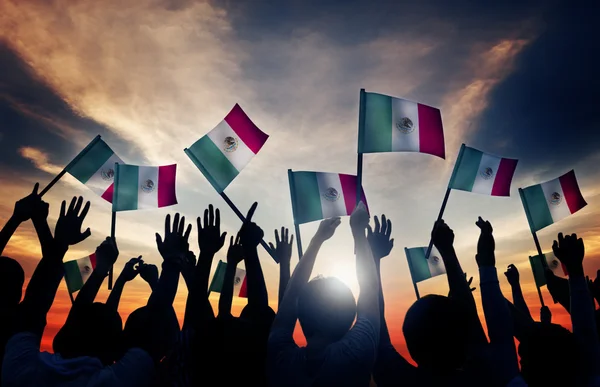 Mensen zwaaien Mexicaanse vlaggen — Stockfoto