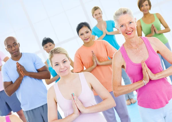 Gesunde Menschen in Fitness — Stockfoto