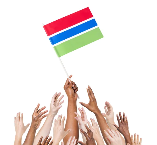 怀里抱着的冈比亚国旗 — 图库照片