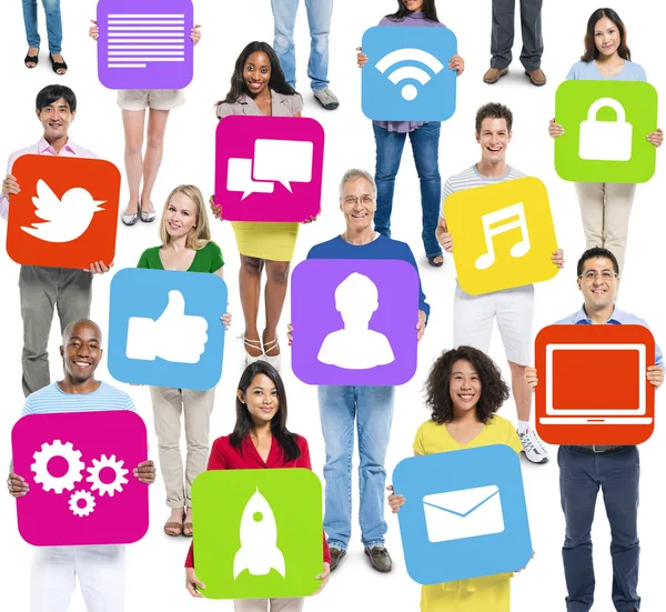 Persone che detengono simboli per il social networking — Foto Stock