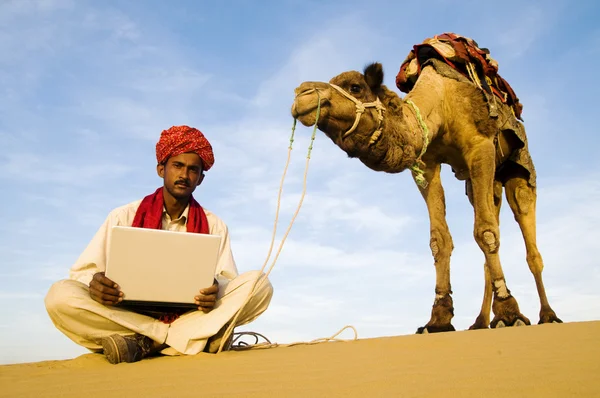Kostým Indián s notebookem a velbloud — Stock fotografie
