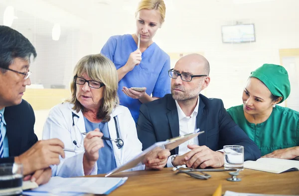 Werkers in de gezondheidszorg met een bijeenkomst — Stockfoto