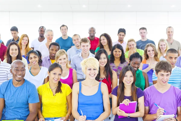 Den stora gruppen av Student i föreläsningssalen — Stockfoto