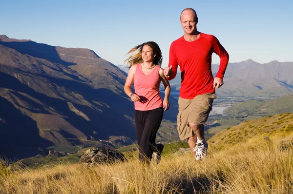 Couple jogging together in mountain — Stock Photo, Image