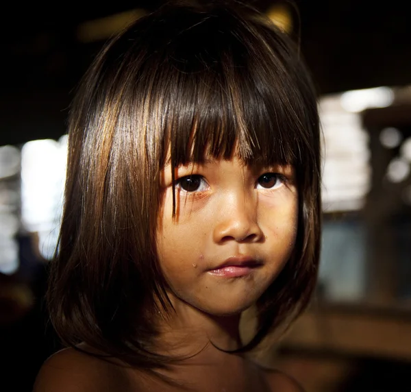 Mała dziewczynka patrzy w kamerę — Zdjęcie stockowe