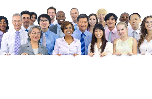 Les gens d'affaires détenant le tableau blanc — Photo