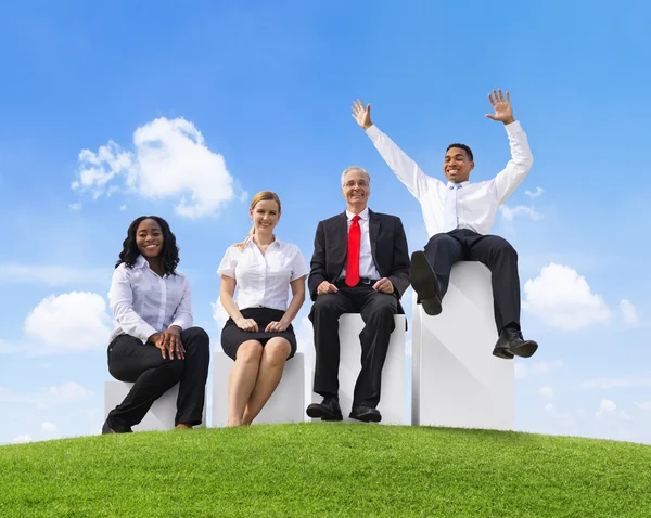 Geschäftsleute sitzen auf einem Balkendiagramm — Stockfoto