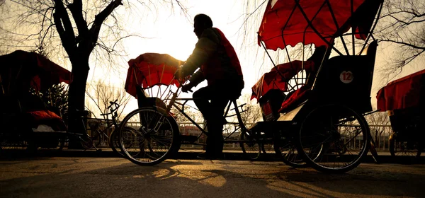 Hombre montando Rickshaw — Foto de Stock