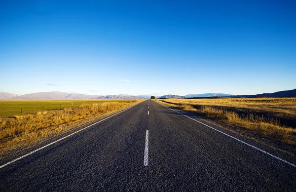 Continuous road with mountain ranges — Stock Photo, Image
