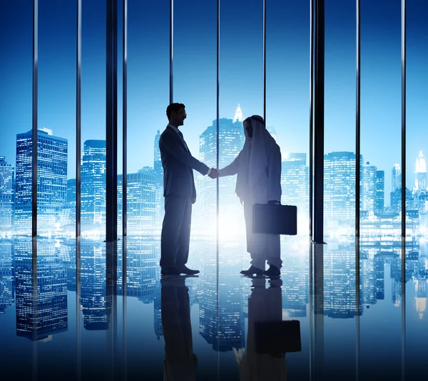 Dwóch biznesmenów drżenie rąk w budynku biurowym — Zdjęcie stockowe