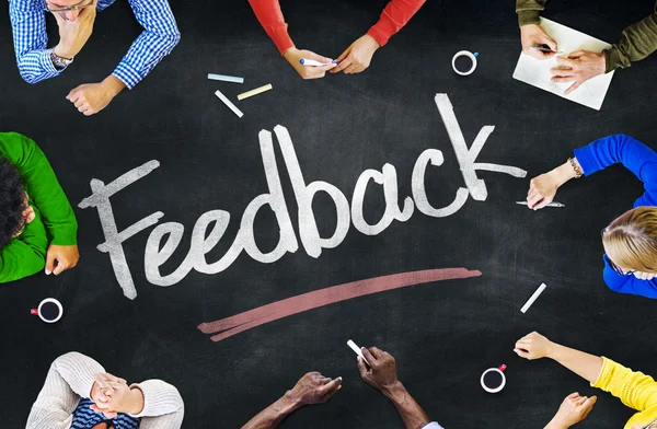 Mensen werken en feedback concept — Stockfoto