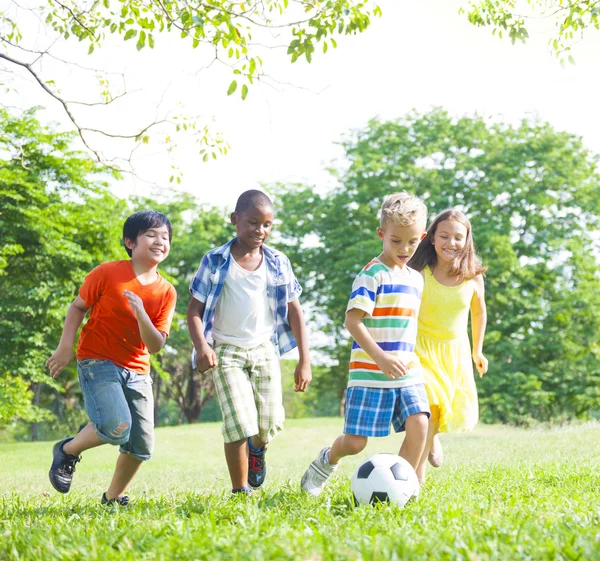 Kinderen met voetballen bij park — Stockfoto