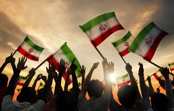 Mensen houden van de vlag van iran — Stockfoto