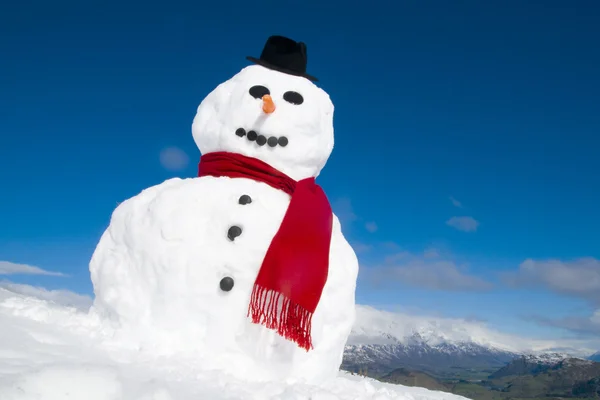Hombre de nieve en la cima de la montaña — Foto de Stock
