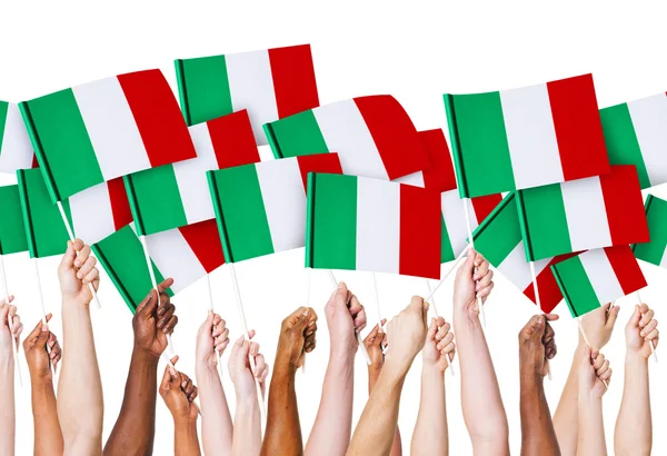 Mani che tengono le bandiere italiane — Foto Stock