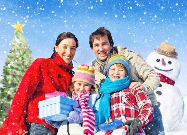 Familie doorbrengen Kerstmis in sneeuw — Stok fotoğraf