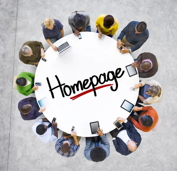 Gruppo di persone con Homepage — Foto Stock