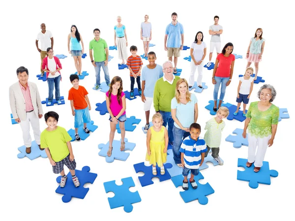 Grand groupe de personnes sur les puzzles — Photo