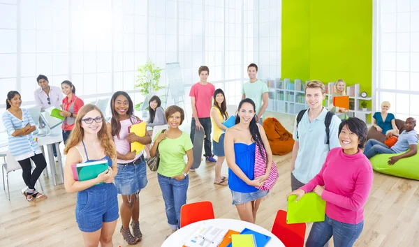 Gruppo di studenti in Università — Foto Stock