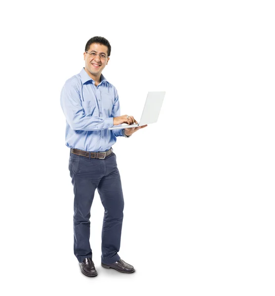 Mann steht mit Laptop herum — Stockfoto