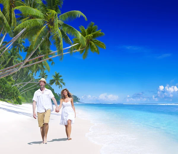 Couple relaxing on beach — Stock Photo, Image