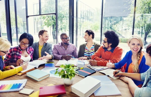 Personas multiétnicas trabajando juntas Imagen De Stock