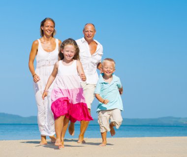 plajda çalışan aile