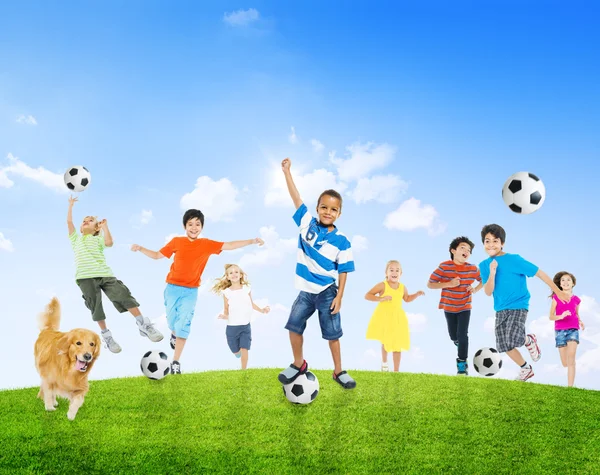 Dzieci bawiące się na zewnątrz piłka nożna — Zdjęcie stockowe