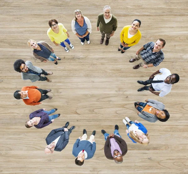 Pessoas multiétnicas formando círculo — Fotografia de Stock