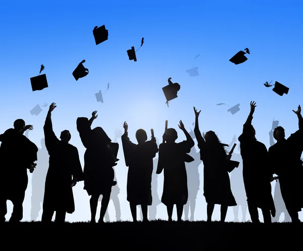 Estudantes celebrando a graduação — Fotografia de Stock