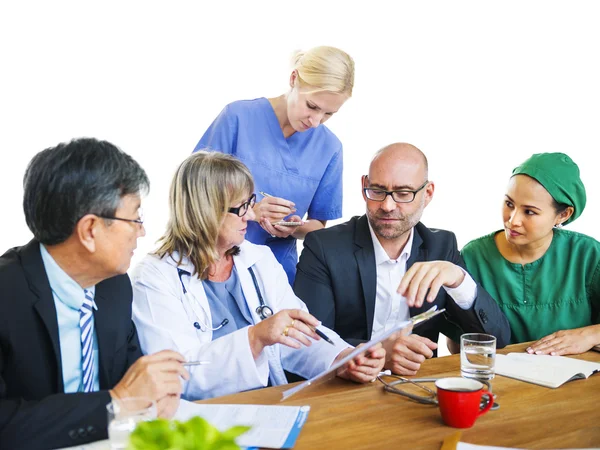 Trabalhadores da saúde tendo uma discussão — Fotografia de Stock