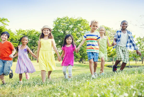 Kinder gehen im Park spazieren — Stockfoto