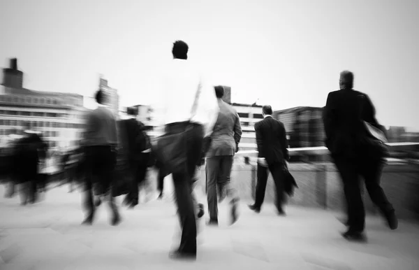 Zakenlieden lopen naar de werkplek — Stockfoto