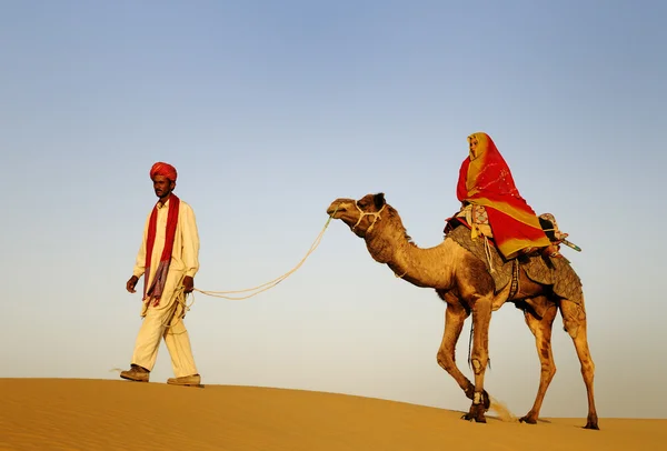 男人和女人穿越沙漠 — 图库照片