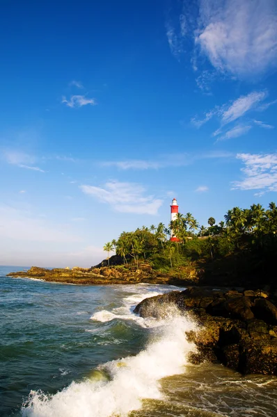 Maják na pobřeží Jaderského moře v kovalam — Stock fotografie