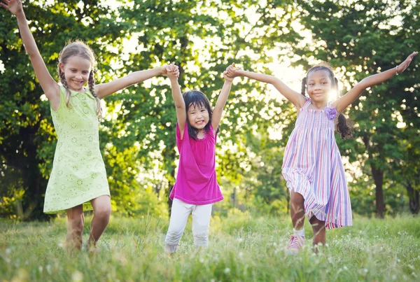 Girls running in the park — Stock Photo, Image