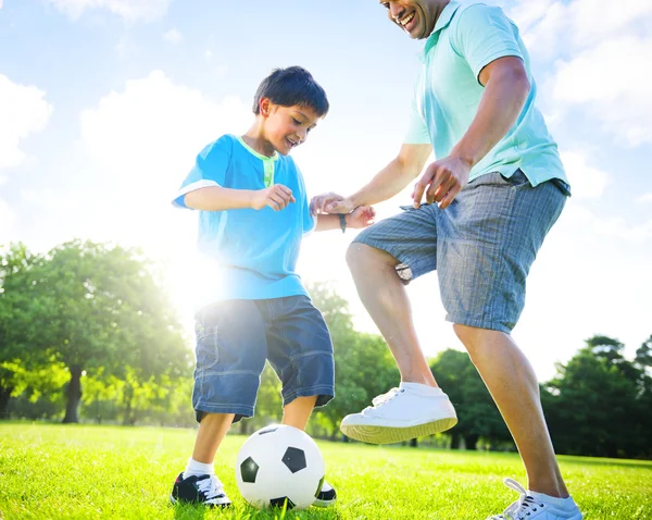 Pojke spelar fotboll med pappa — Stockfoto