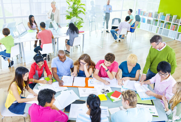 группа студентов в классе