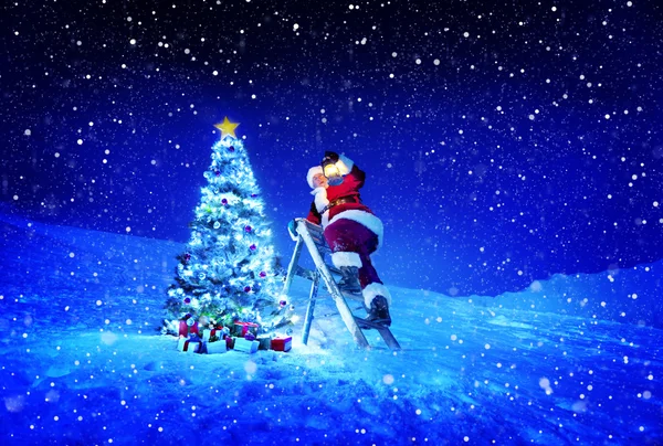 Santa met lamp op stap-ladder — Stockfoto