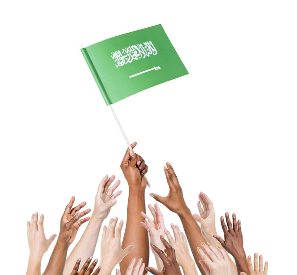 Menschen greifen nach saudi-arabischer Flagge — Stockfoto