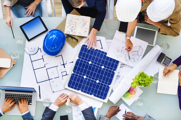 Engenheiros e Arquitetos Planejando um Novo Projeto — Fotografia de Stock