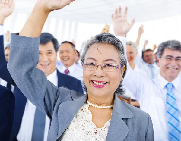 Mensen uit het bedrijfsleven in presentatieruimte — Stockfoto