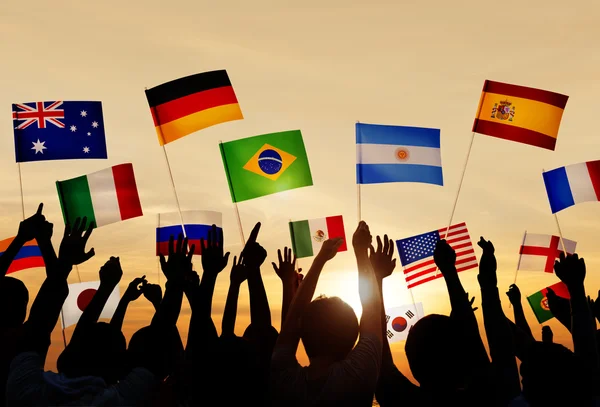 Lidé drží vlajky různých zemí — Stock fotografie