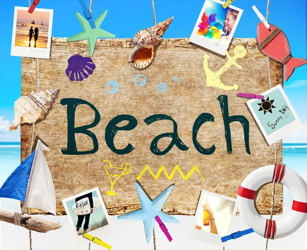 Παραλία πινακίδα με καλοκαίρι αντικείμενα — Φωτογραφία Αρχείου