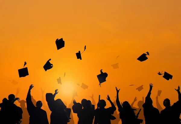 Estudiantes celebrando la graduación —  Fotos de Stock