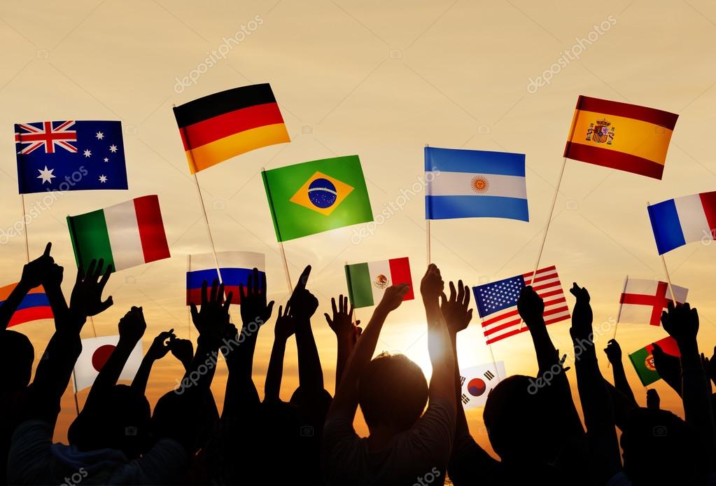 Gente sosteniendo banderas de varios países fotografía de