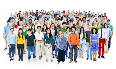 Çok ırklı bir grup gülümseyen insan