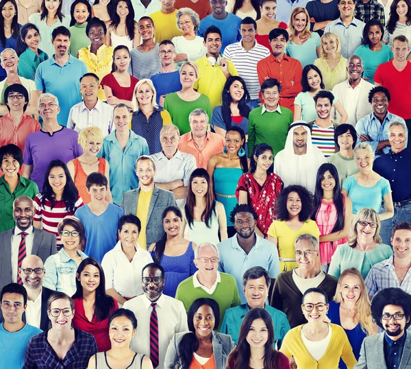 Groupe de personnes avec une tenue colorée — Photo